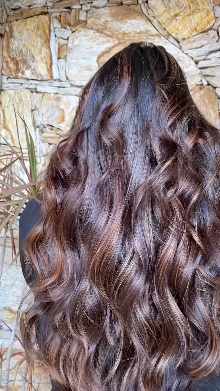 Cabelo longo castanho com ondas, visto de costas