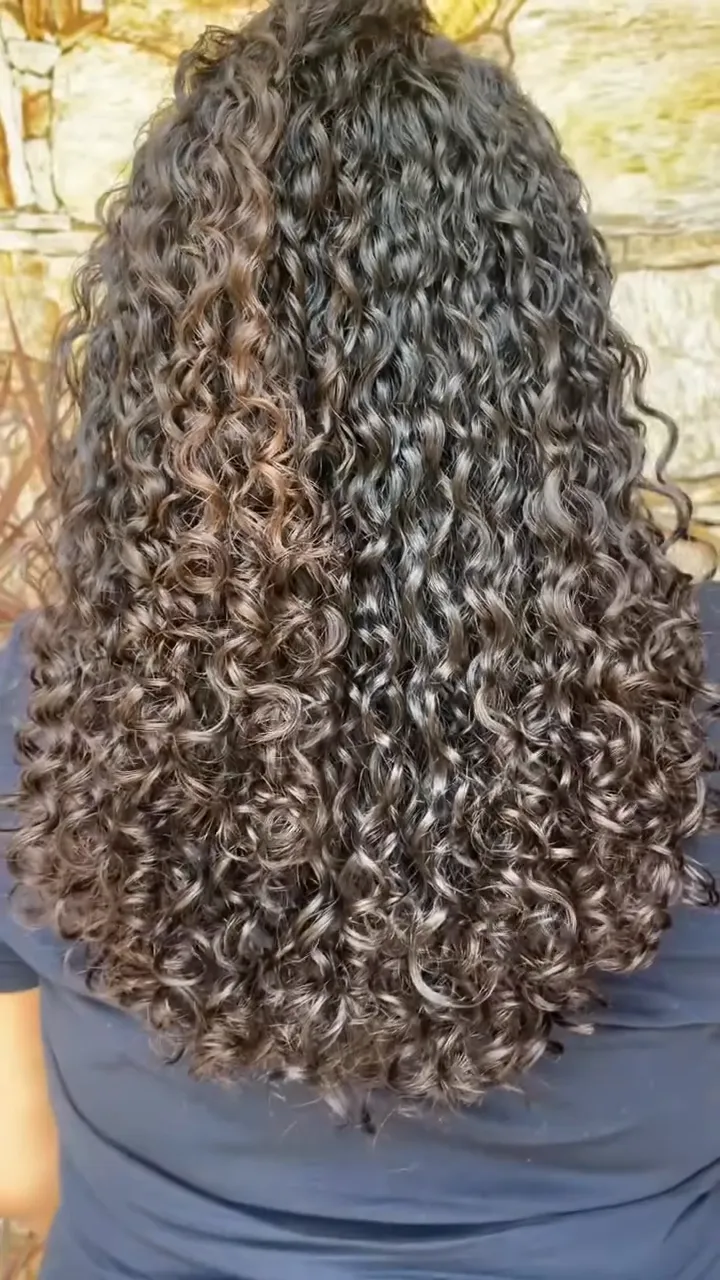 Cabelo castanho cacheado com definição, visto de costas